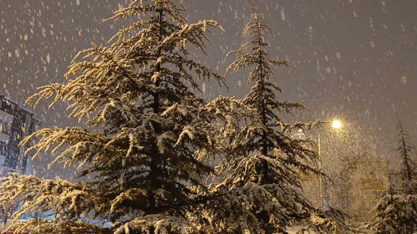 Kırşehir’de gece saatlerinde lapa lapa kar yağışı başladı
Kırşehir’de gece saatlerinde lapa lapa kar yağışı başladı