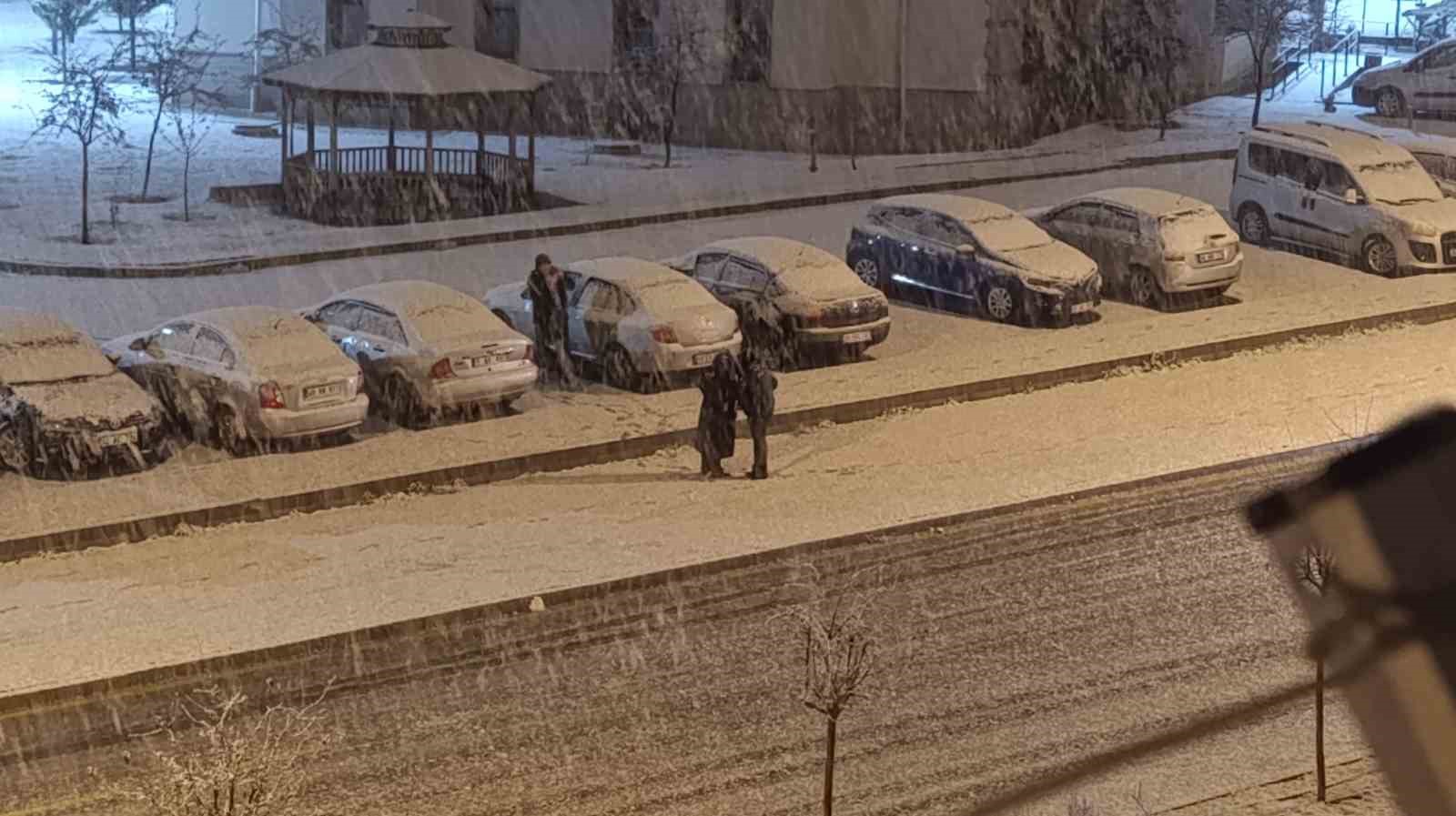 Kırşehir’de gece saatlerinde lapa lapa kar yağışı başladı
Kırşehir’de gece saatlerinde lapa lapa kar yağışı başladı