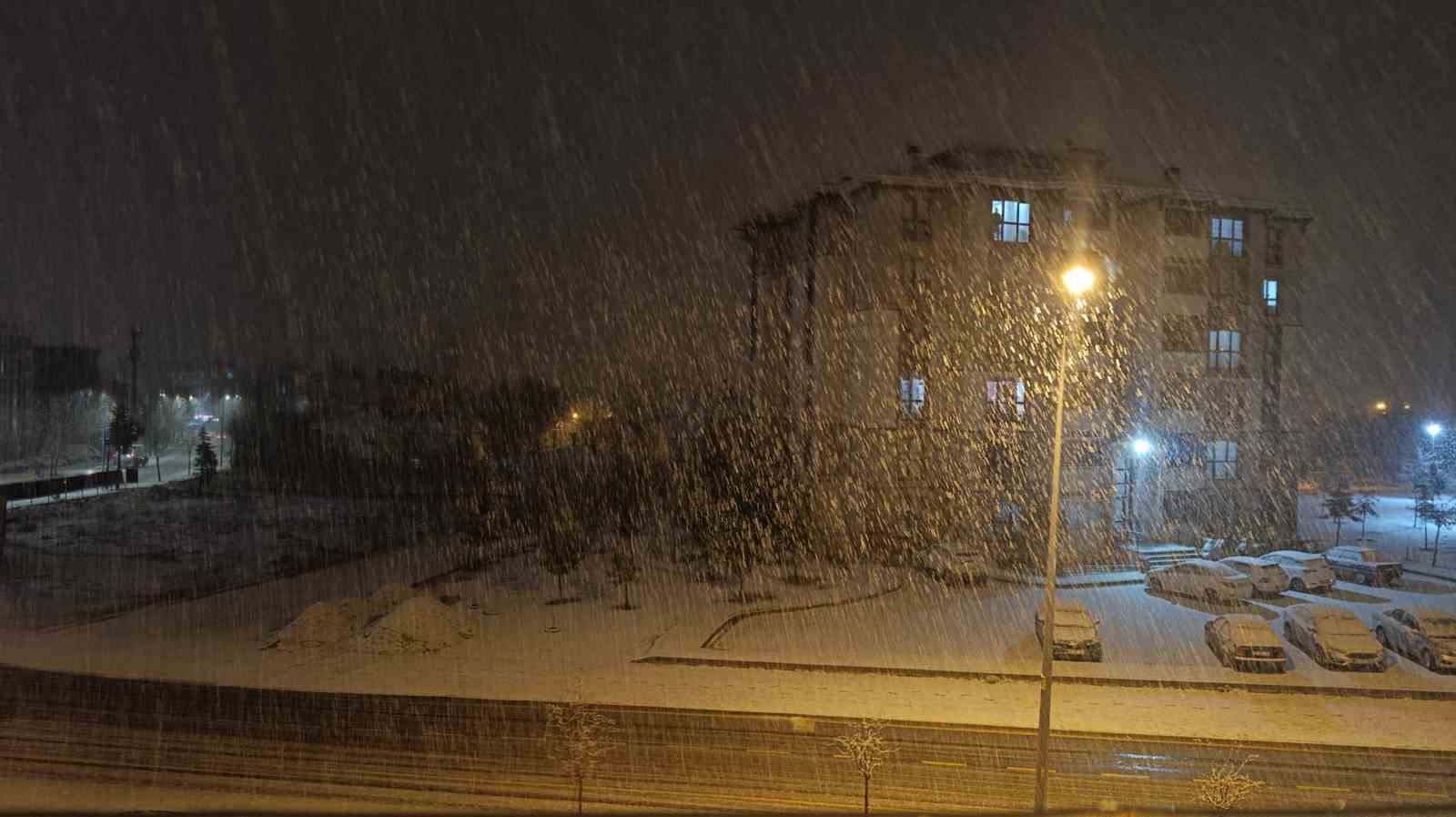 Kırşehir’de gece saatlerinde lapa lapa kar yağışı başladı
Kırşehir’de gece saatlerinde lapa lapa kar yağışı başladı