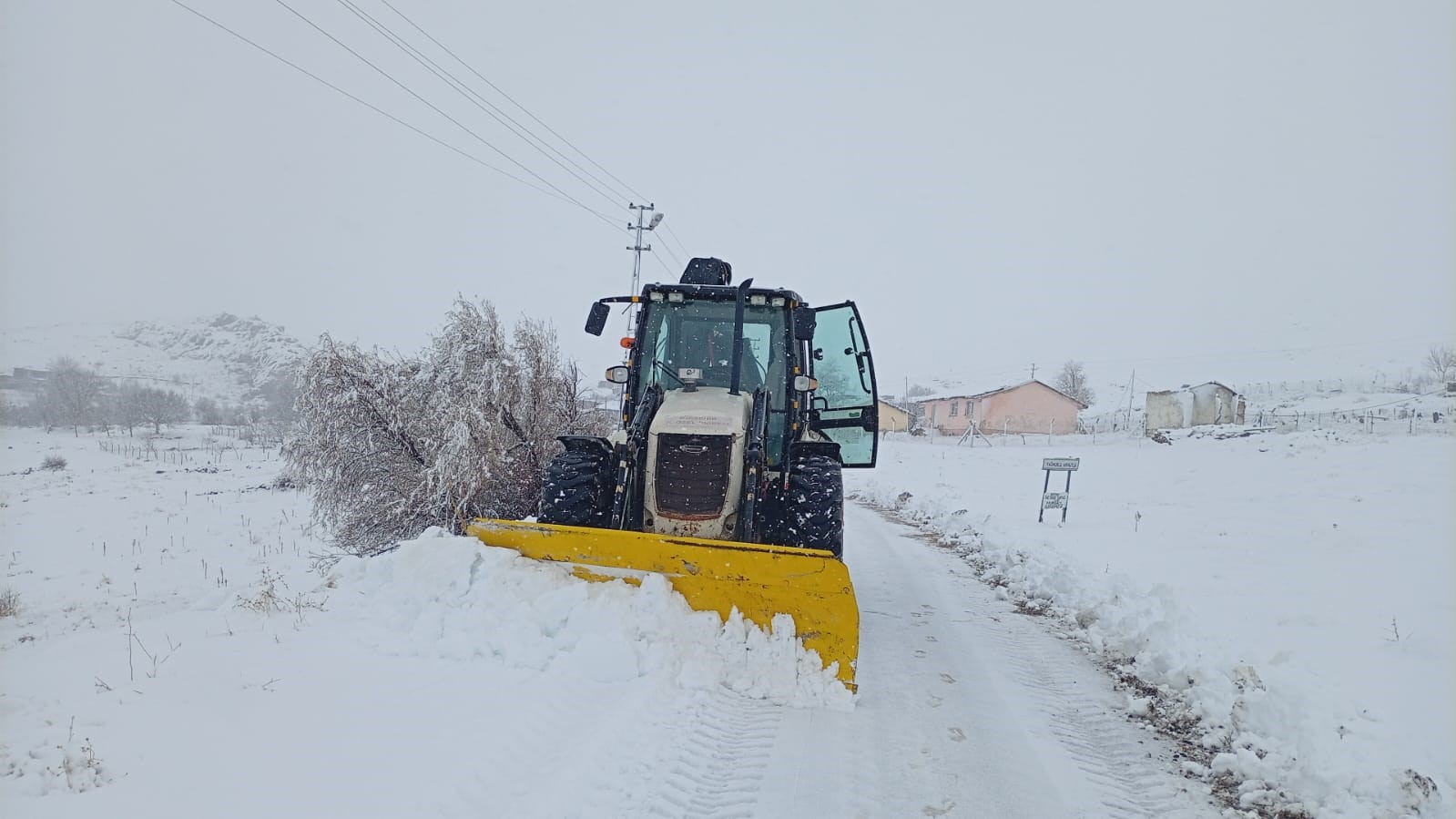 Kırşehir’de kapanan yollar açıldı
Kırşehir’de kapanan yollar açıldı