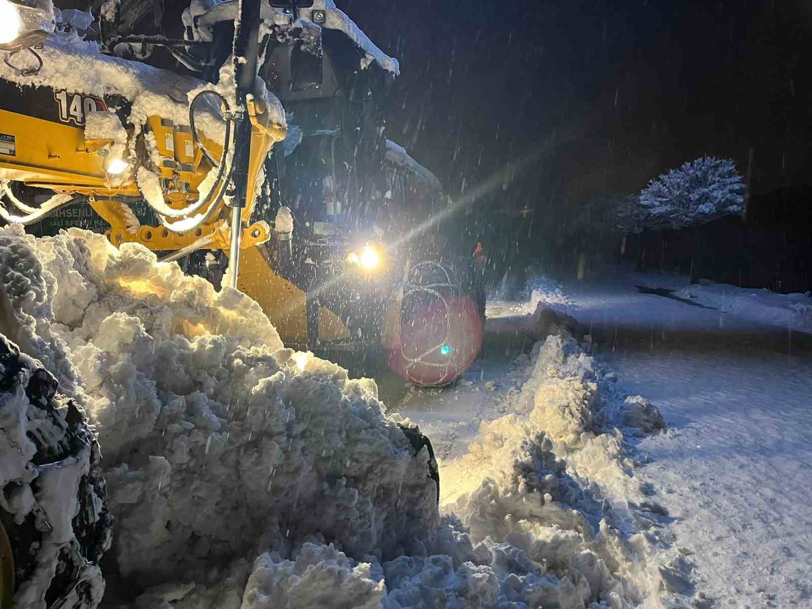 Kırşehir’de kapanan yollar açıldı
Kırşehir’de kapanan yollar açıldı