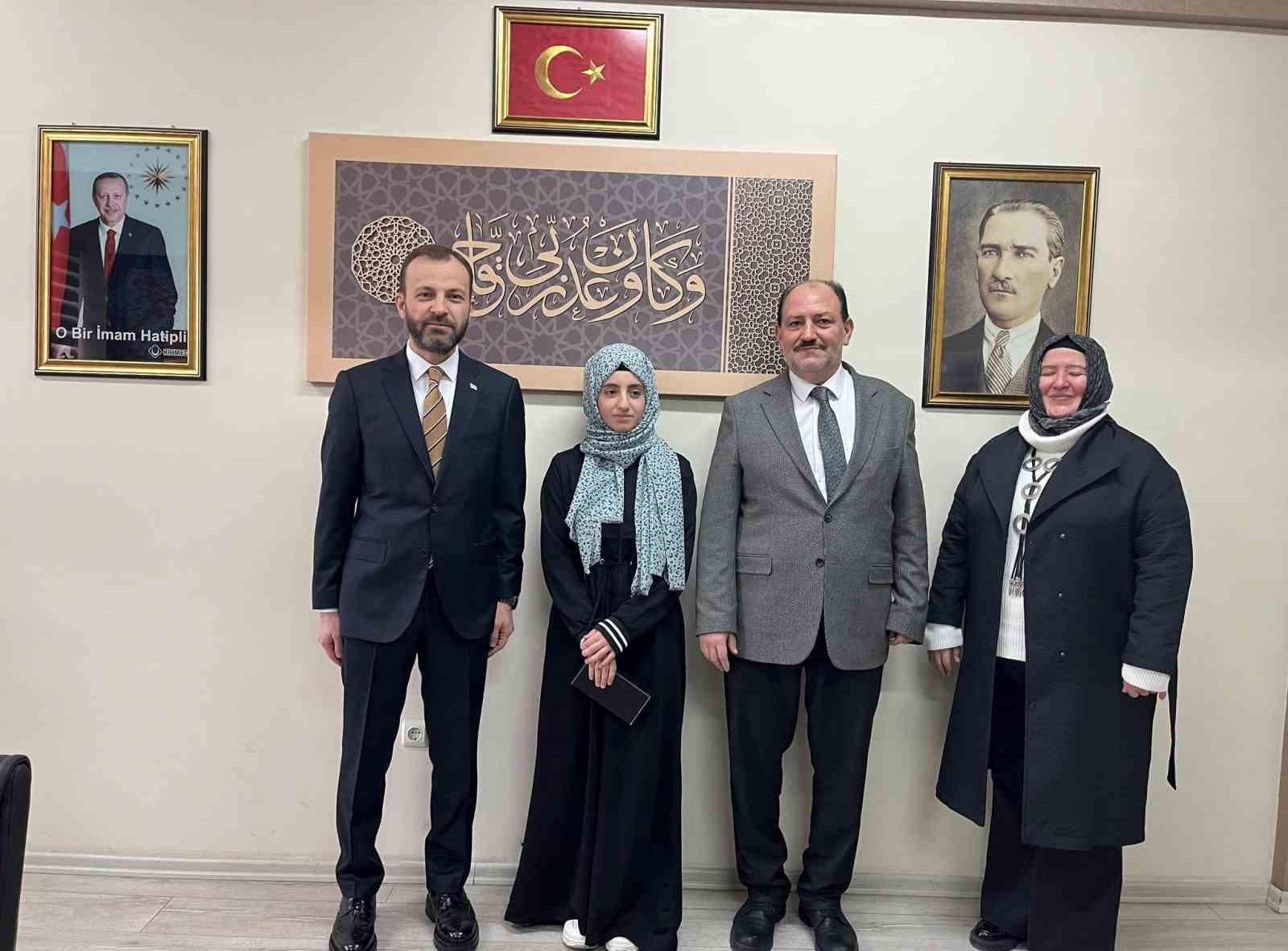 Kitap okuma yarışmasında Türkiye birincisi öğrenci ödüllendirdi
Kitap okuma yarışmasında Türkiye birincisi öğrenci ödüllendirdi