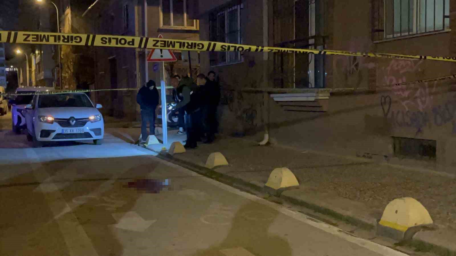 ’Kız’ kavgası kanlı bitti: 4 yerinden bıçaklanan genç ağır yaralandı
’Kız’ kavgası kanlı bitti: 4 yerinden bıçaklanan genç ağır yaralandı