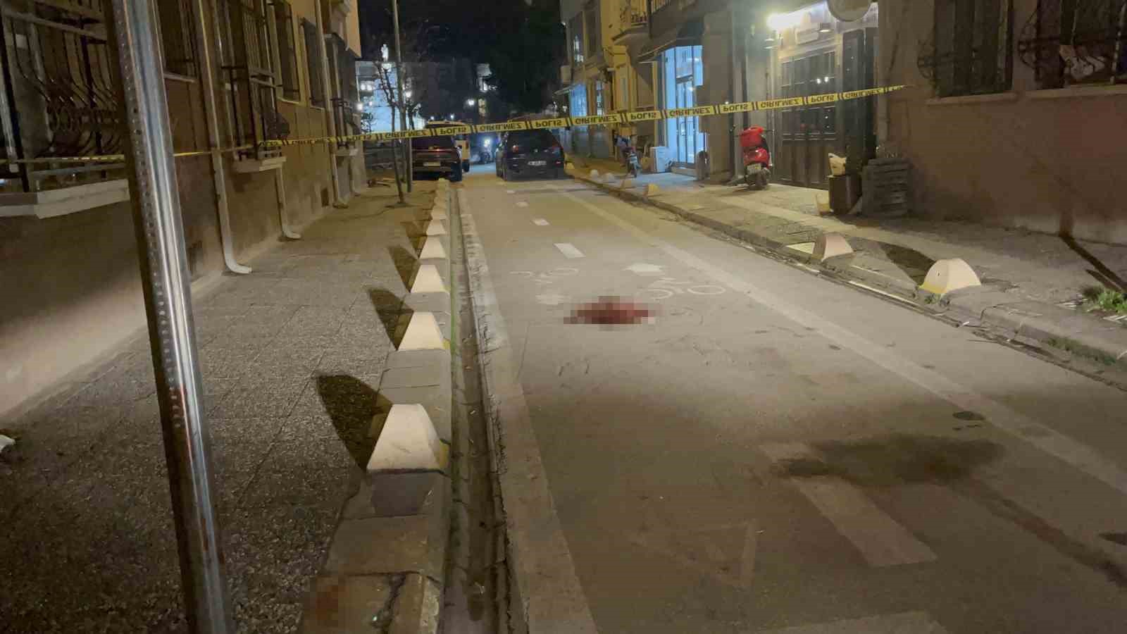 ’Kız’ kavgası kanlı bitti: 4 yerinden bıçaklanan genç ağır yaralandı
’Kız’ kavgası kanlı bitti: 4 yerinden bıçaklanan genç ağır yaralandı