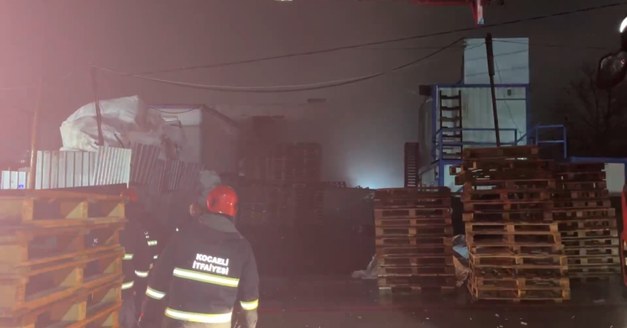 Kocaeli’de palet deposunda yangın
Kocaeli’de palet deposunda yangın