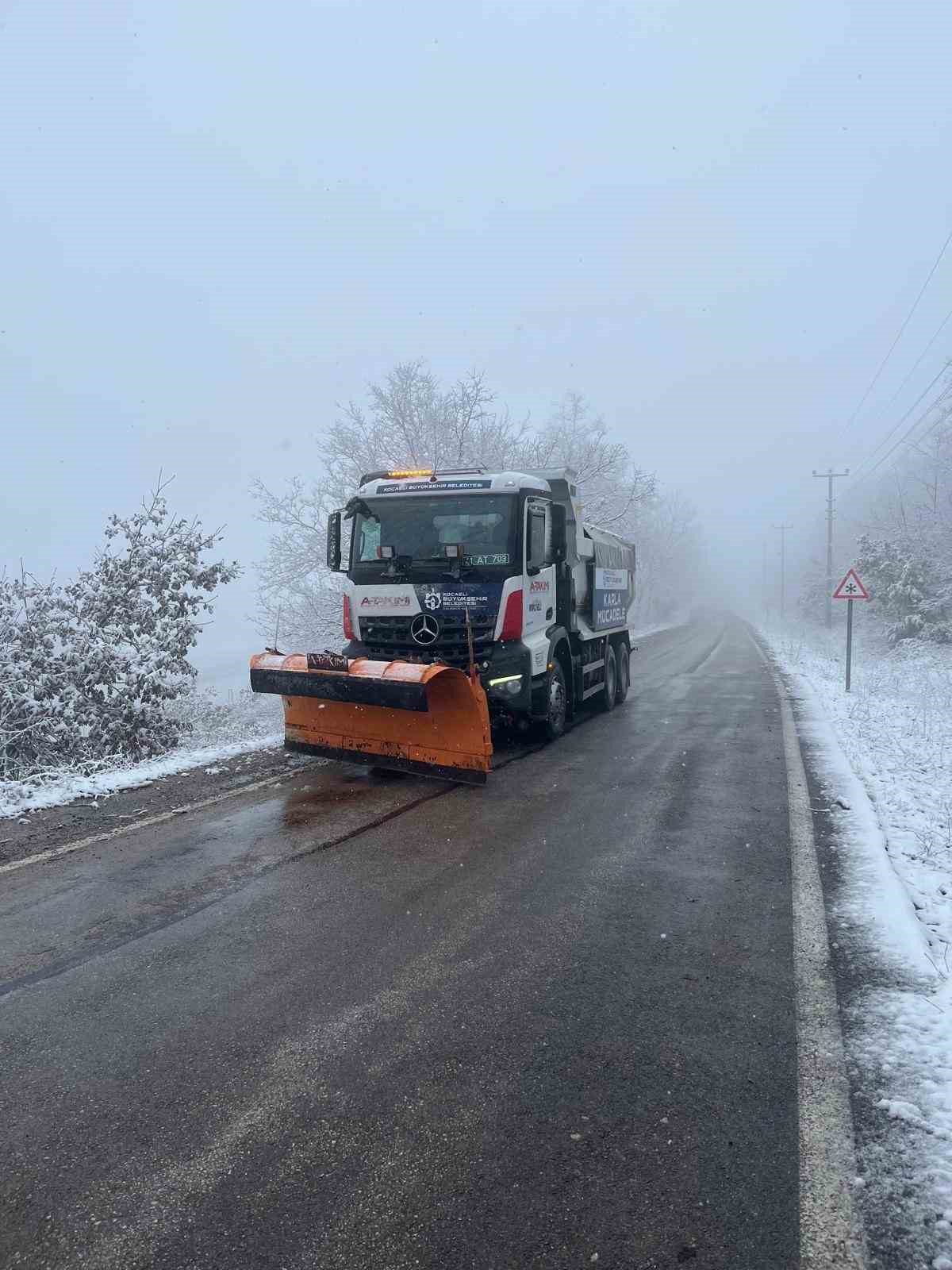 Kocaeli’nin yüksek kesimlerine lapa lapa kar yağıyor
Kocaeli’nin yüksek kesimlerine lapa lapa kar yağıyor