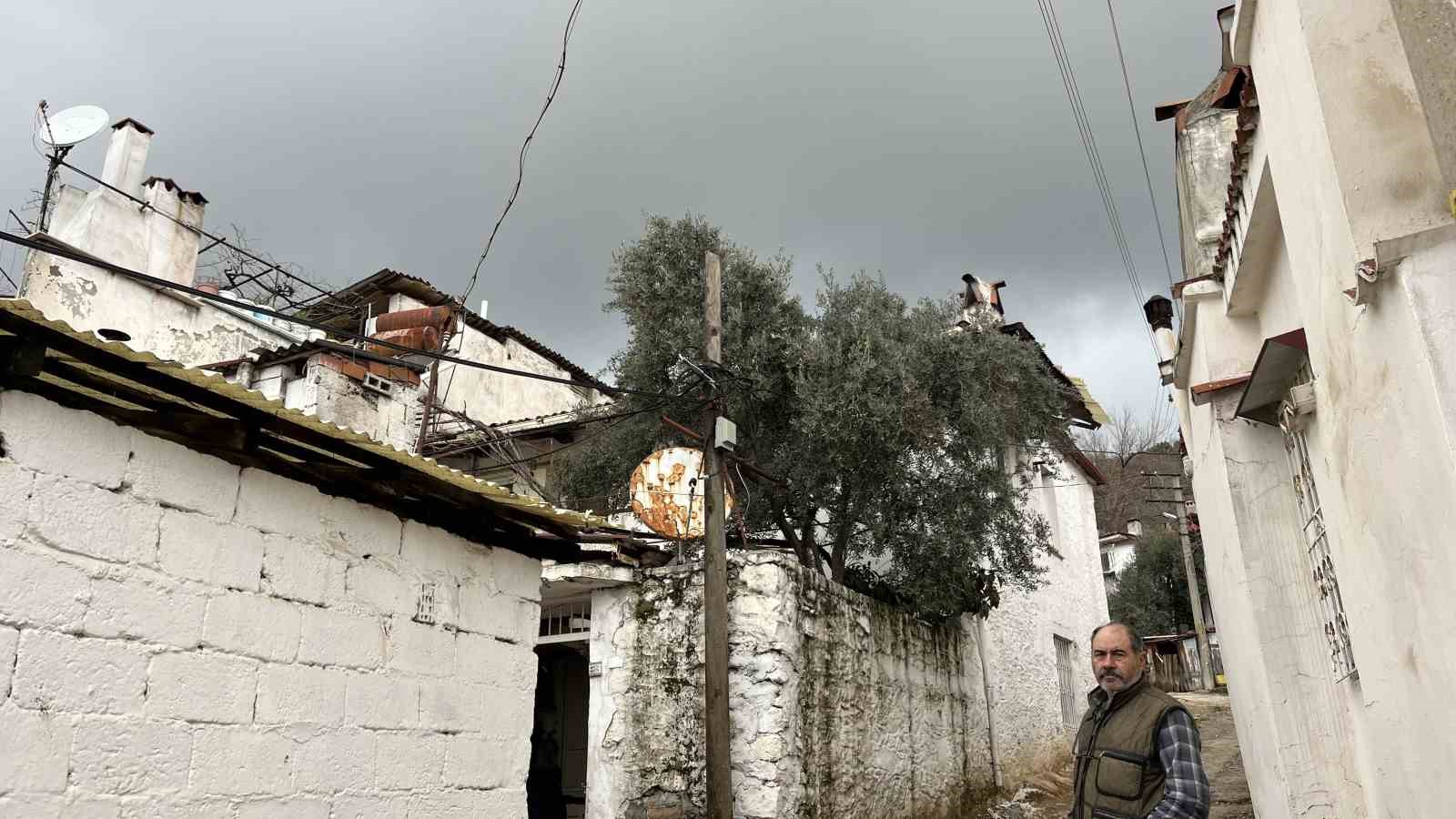 Komşular tüten bacayı yangın sandı, ekipler alarma geçti
