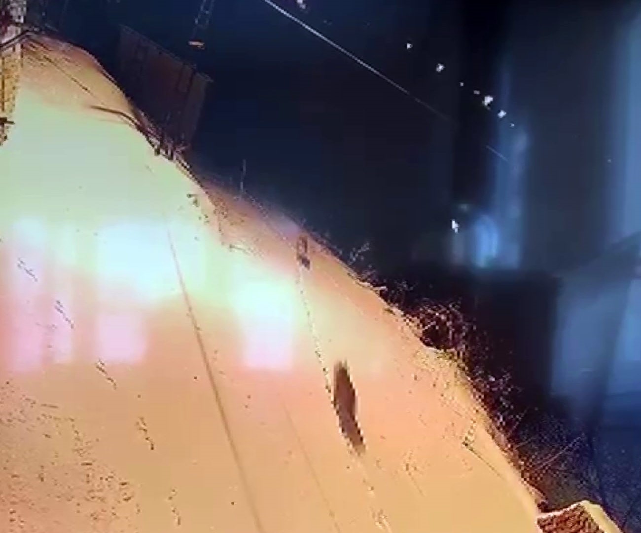 Kontrolsüz bırakılan gıdalar kurtların dengesini bozdu, kurtlar yerleşim yerlerine inmeye başladı
Kontrolsüz bırakılan gıdalar kurtların dengesini bozdu, kurtlar yerleşim yerlerine inmeye başladı