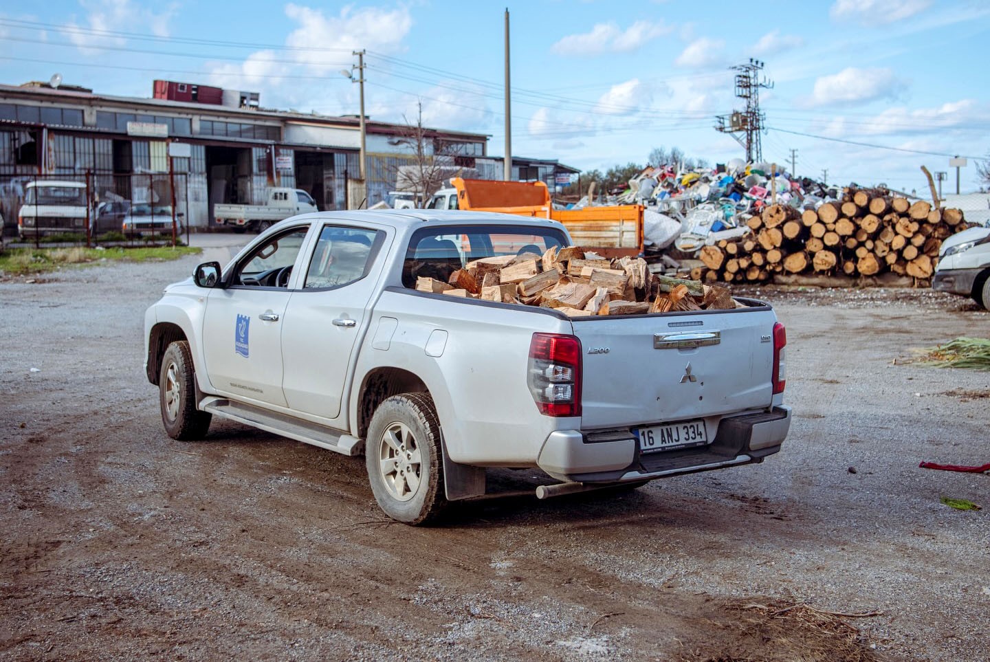 Kuşadası’nda ağaç atıkları ihtiyaç sahipleri için yakacağa dönüşüyor
