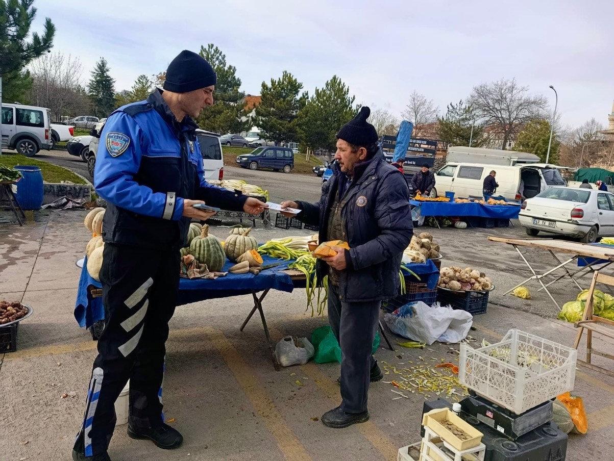 Kütahya İl Emniyet Müdürlüğü’nden semt pazarlarında bilgilendirme çalışması

