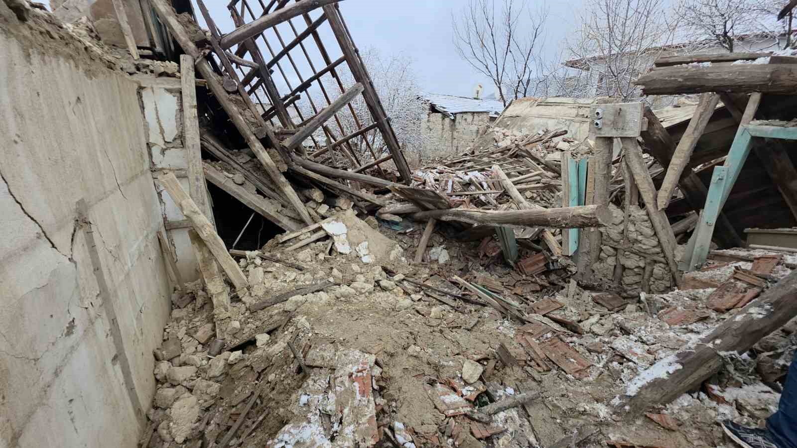 Kütahya’da güvercinlerini kontrol etmek isterken enkaz altında kaldı
