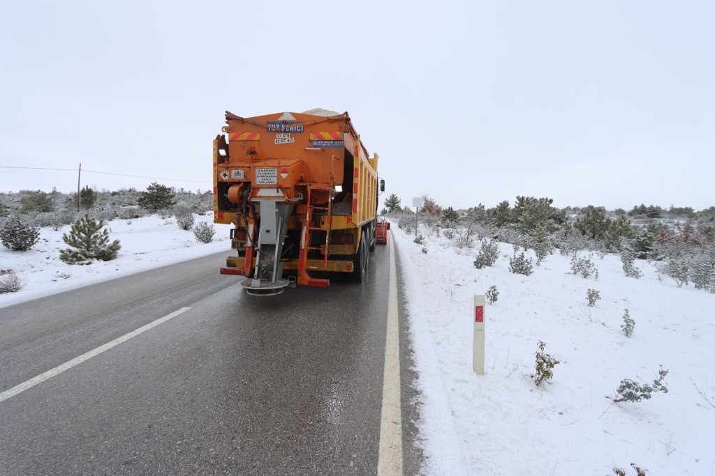 Kütahya’da karla mücadele çalışmaları aralıksız sürüyor
