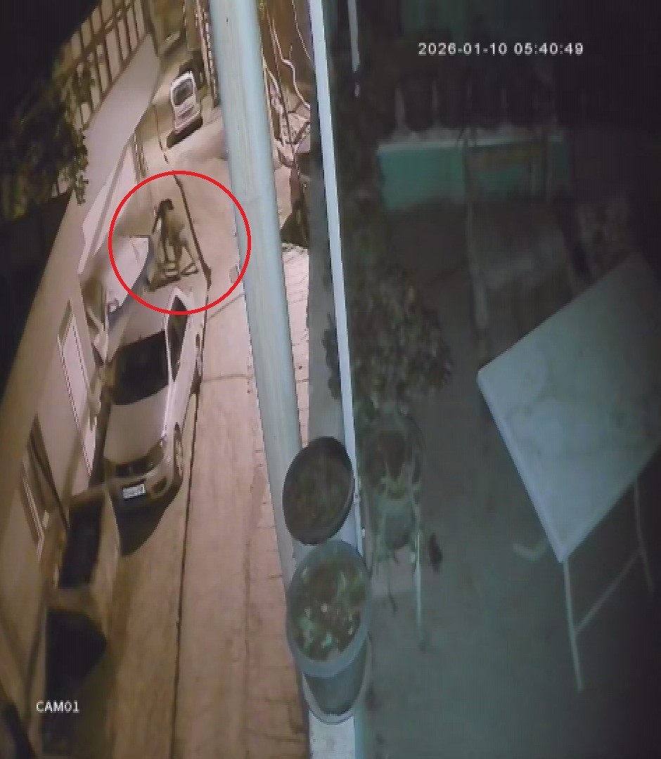 Mahallenin elektriksiz kalmasına sebep olan hırsızların canlarını hiçe sayarak yer altındaki kabloları çalma anları kamerada
