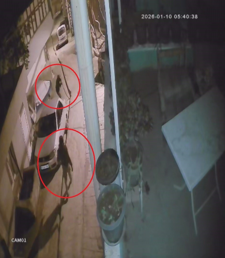 Mahallenin elektriksiz kalmasına sebep olan hırsızların canlarını hiçe sayarak yer altındaki kabloları çalma anları kamerada
