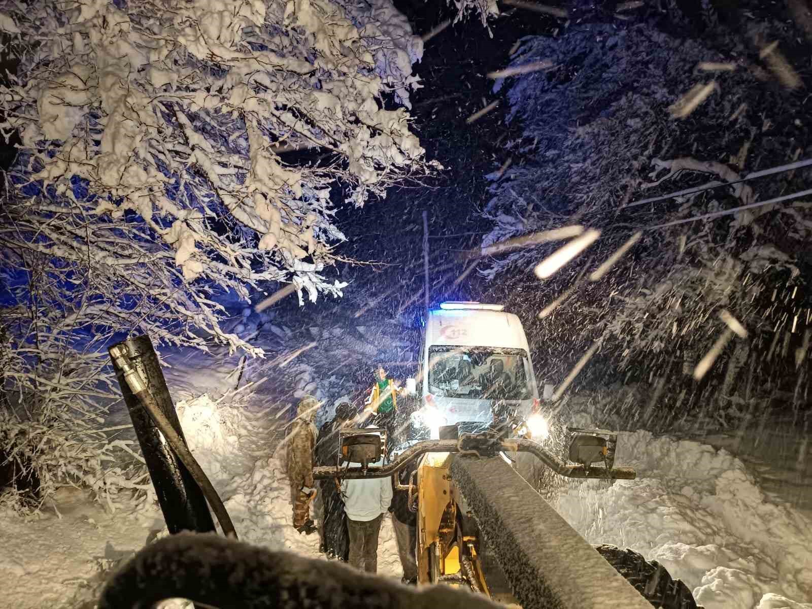 Malatya’da yolda mahsur kalan vatandaşları belediye ekipleri kurtardı
Malatya’da yolda mahsur kalan vatandaşları belediye ekipleri kurtardı