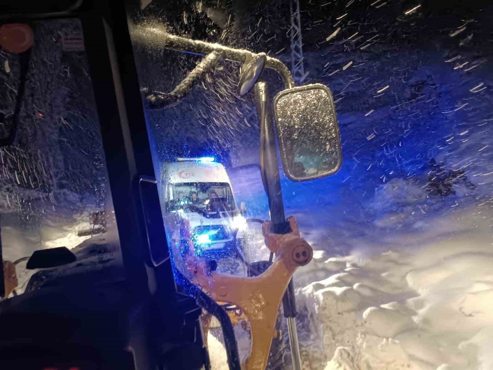 Malatya’da yolda mahsur kalan vatandaşları belediye ekipleri kurtardı
Malatya’da yolda mahsur kalan vatandaşları belediye ekipleri kurtardı