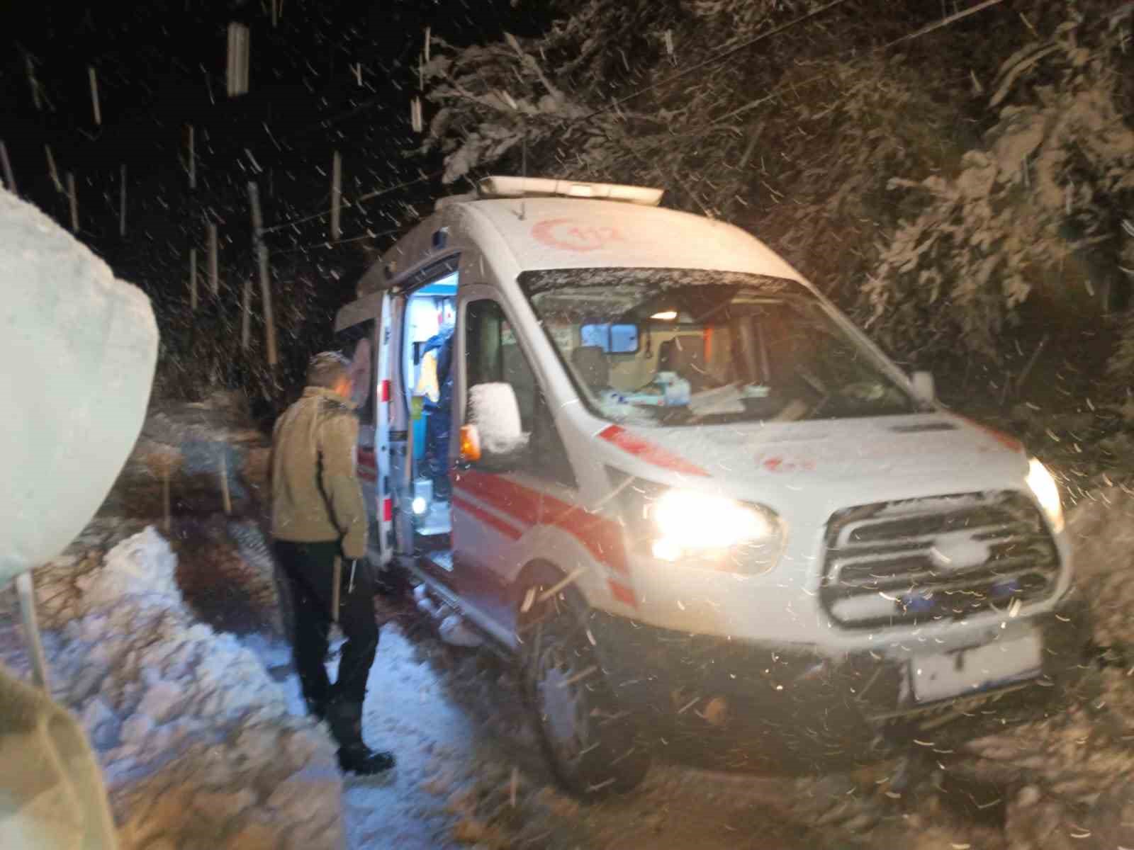 Malatya’da yolda mahsur kalan vatandaşları belediye ekipleri kurtardı
Malatya’da yolda mahsur kalan vatandaşları belediye ekipleri kurtardı