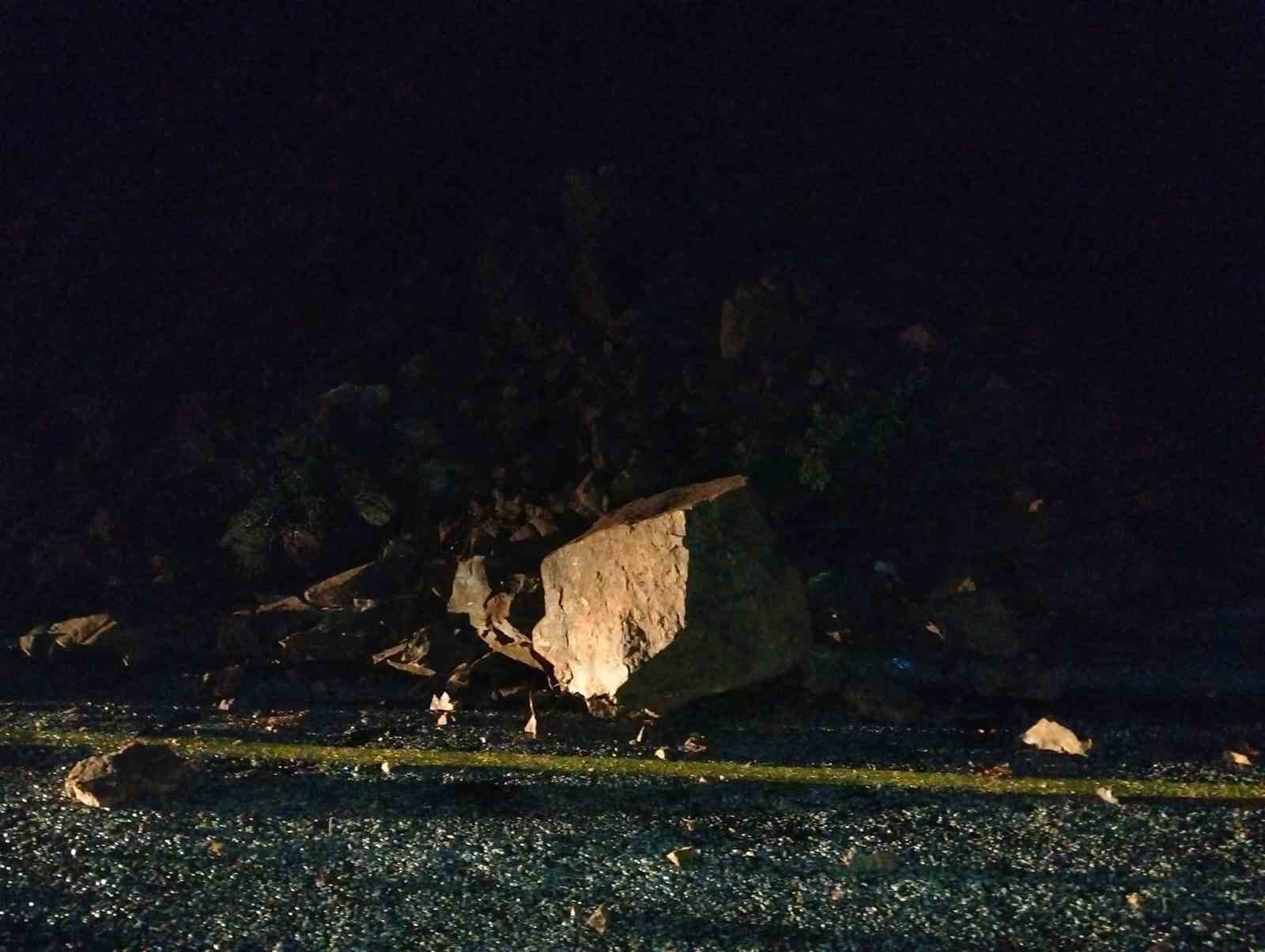 Marmaris’te toprak kayması nedeniyle yol trafiğe kapatıldı
Marmaris’te toprak kayması nedeniyle yol trafiğe kapatıldı