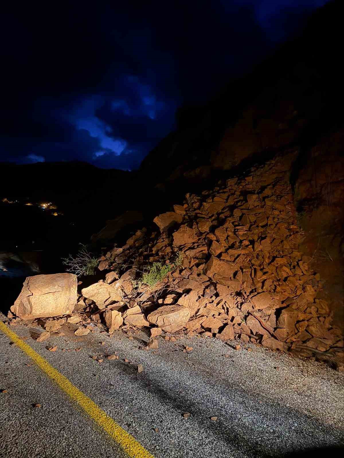 Marmaris’te toprak kayması nedeniyle yol trafiğe kapatıldı
Marmaris’te toprak kayması nedeniyle yol trafiğe kapatıldı