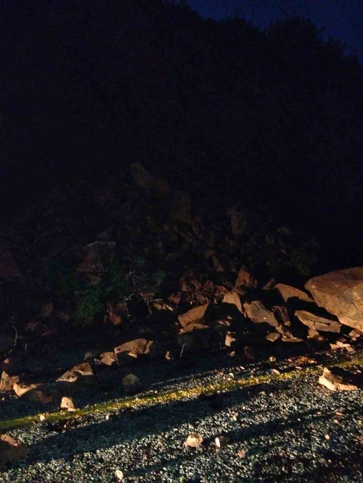 Marmaris’te toprak kayması nedeniyle yol trafiğe kapatıldı
Marmaris’te toprak kayması nedeniyle yol trafiğe kapatıldı