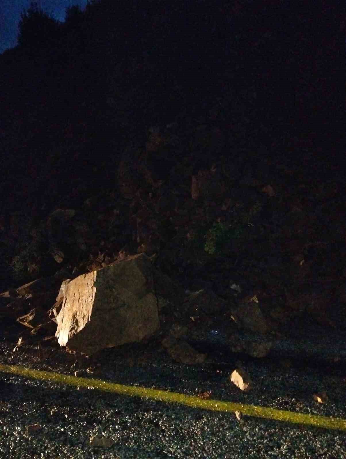 Marmaris’te toprak kayması nedeniyle yol trafiğe kapatıldı
Marmaris’te toprak kayması nedeniyle yol trafiğe kapatıldı