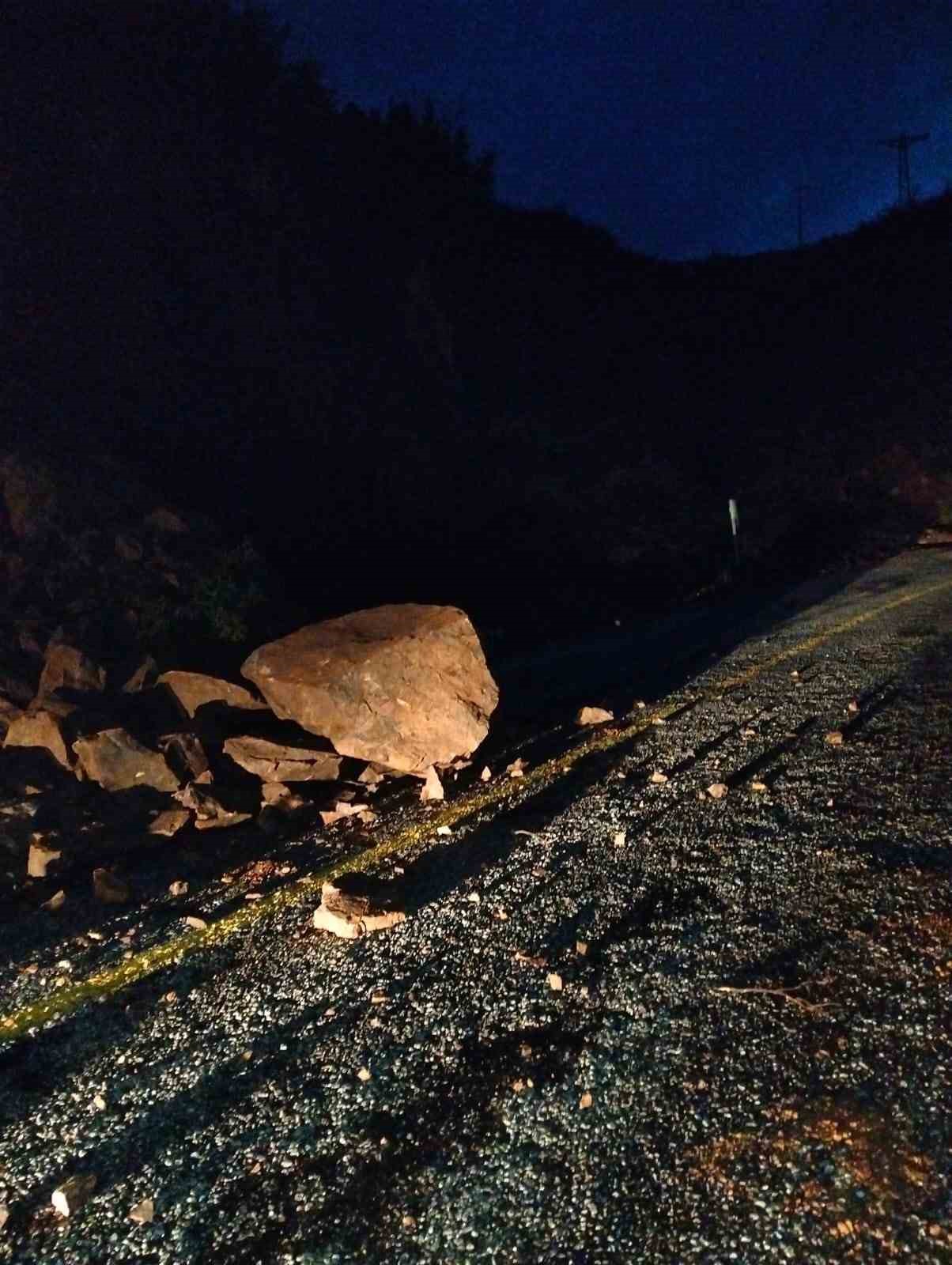 Marmaris’te toprak kayması nedeniyle yol trafiğe kapatıldı
Marmaris’te toprak kayması nedeniyle yol trafiğe kapatıldı
