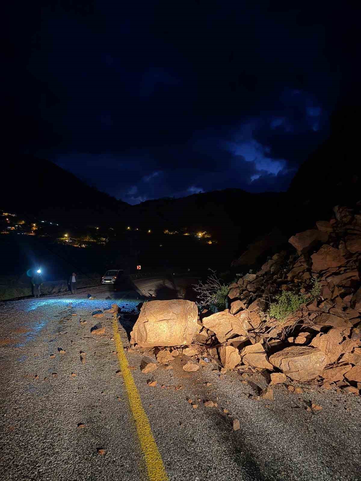 Marmaris’te toprak kayması nedeniyle yol trafiğe kapatıldı
Marmaris’te toprak kayması nedeniyle yol trafiğe kapatıldı