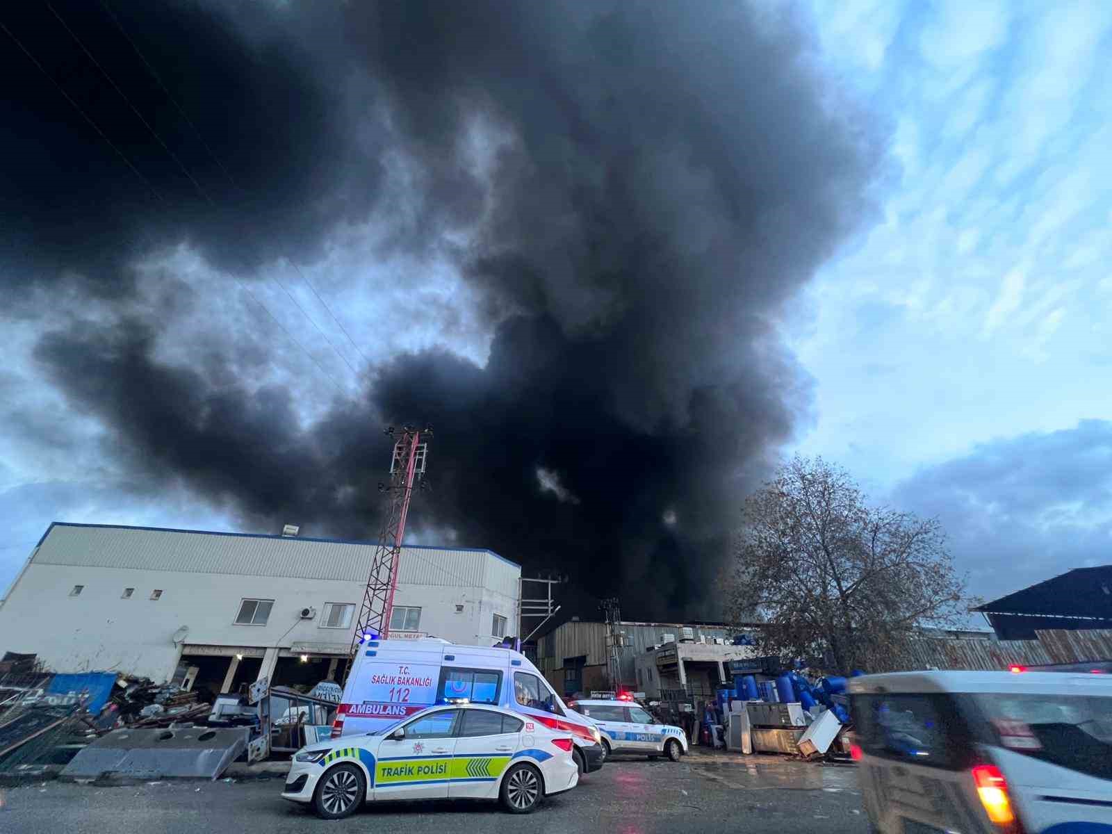 Mersin’de plastik ham madde deposunda yangın: Çok sayıda itfaiye ekibi müdahale ediyor
