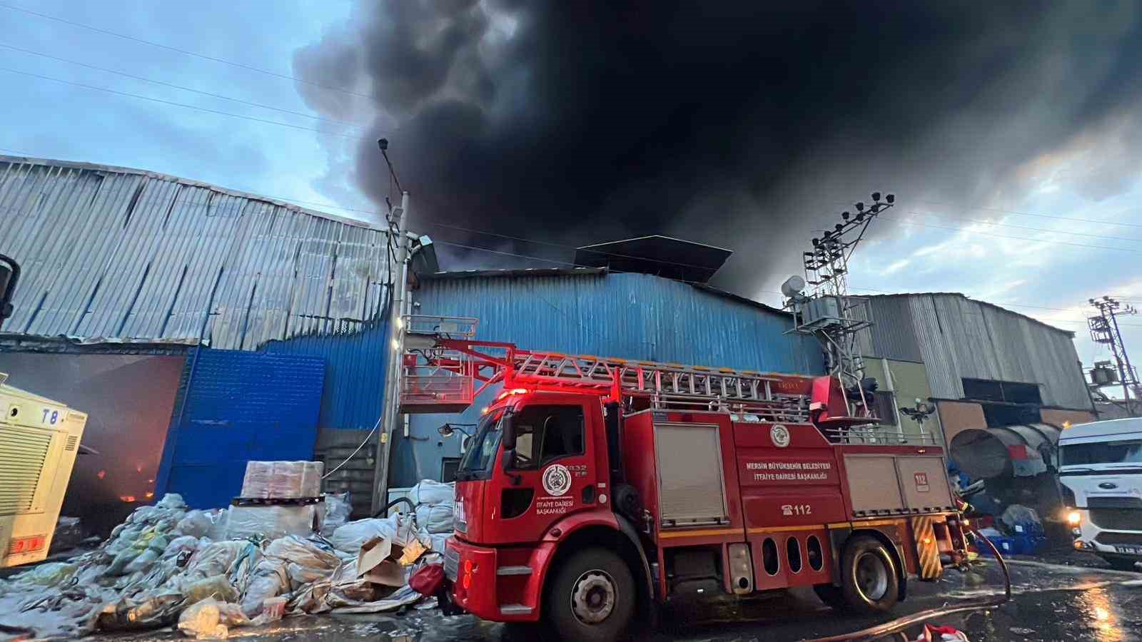 Mersin’de plastik ham madde deposunda yangın: Çok sayıda itfaiye ekibi müdahale ediyor
