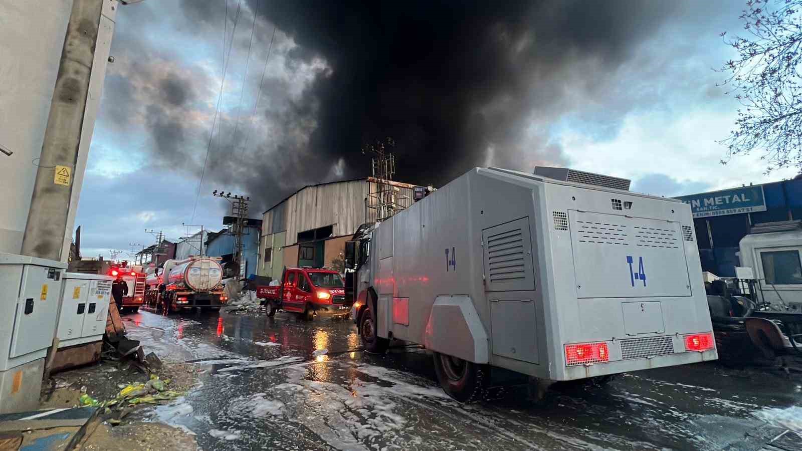 Mersin’de plastik ham madde deposunda yangın: Çok sayıda itfaiye ekibi müdahale ediyor
