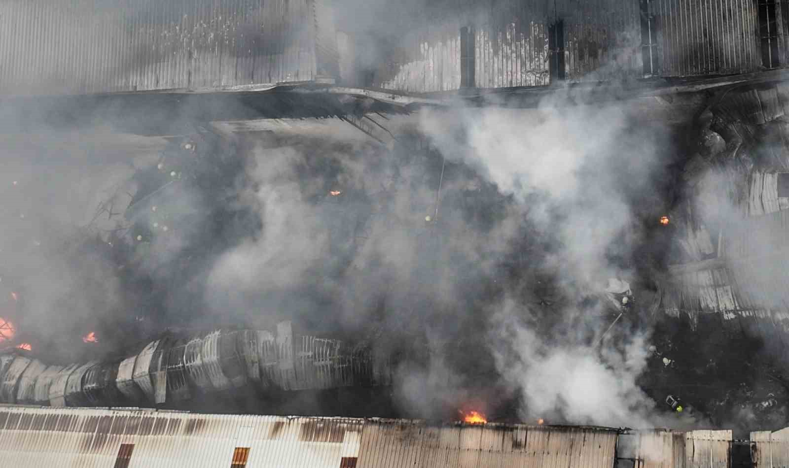 Mersin’deki plastik ham madde deposunda çıkan yangın kontrol altına alındı
Mersin’deki plastik ham madde deposunda çıkan yangın kontrol altına alındı