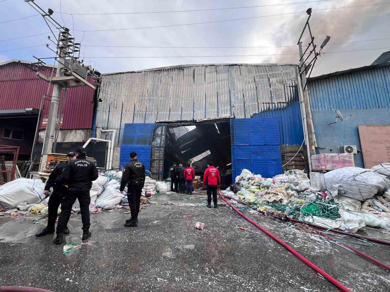 Mersin’deki plastik ham madde deposunda çıkan yangın kontrol altına alındı
Mersin’deki plastik ham madde deposunda çıkan yangın kontrol altına alındı