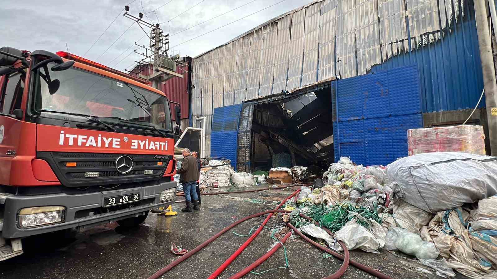 Mersin’deki plastik ham madde deposunda çıkan yangın kontrol altına alındı
Mersin’deki plastik ham madde deposunda çıkan yangın kontrol altına alındı