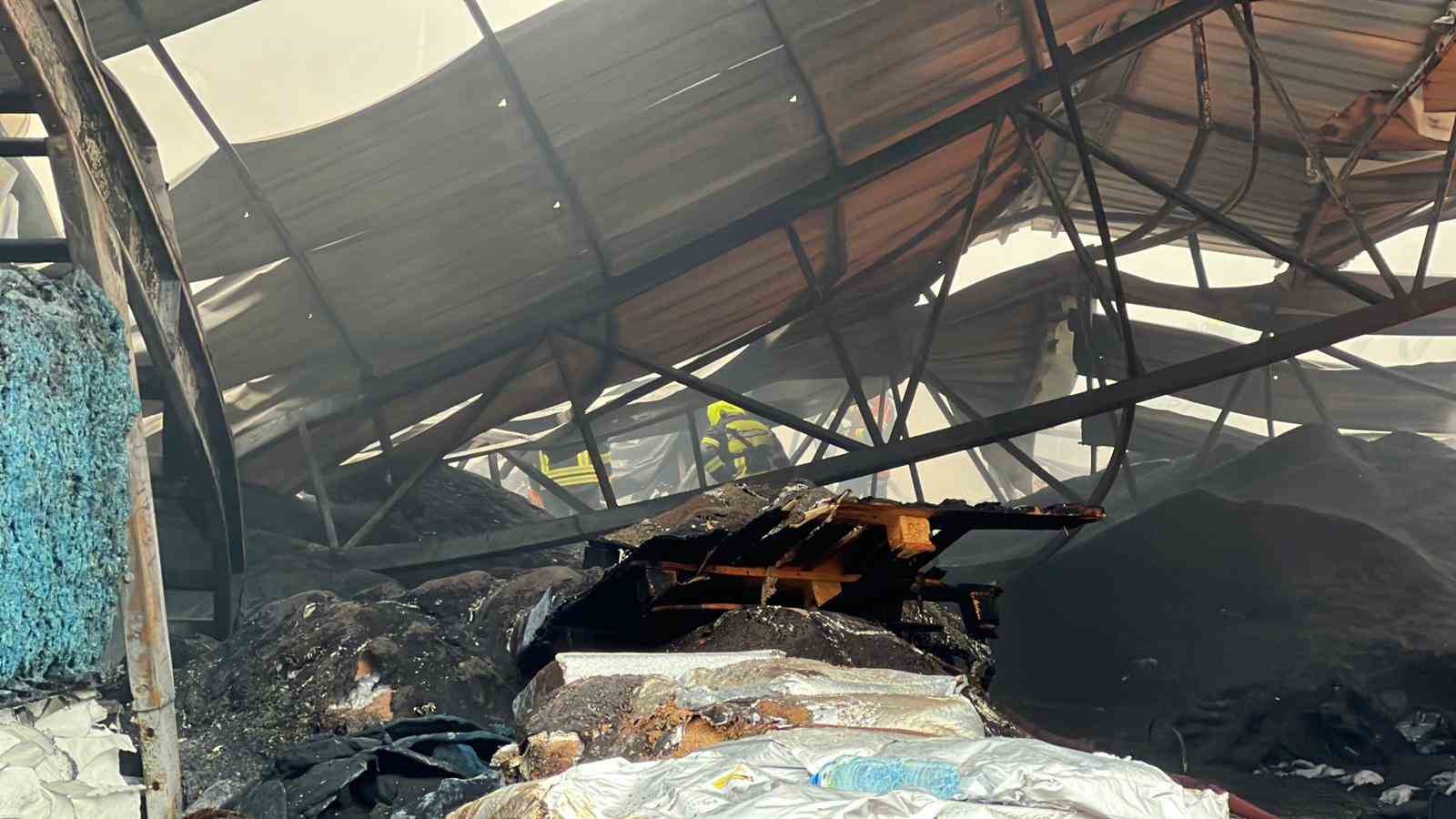 Mersin’deki plastik ham madde deposunda çıkan yangın kontrol altına alındı
Mersin’deki plastik ham madde deposunda çıkan yangın kontrol altına alındı