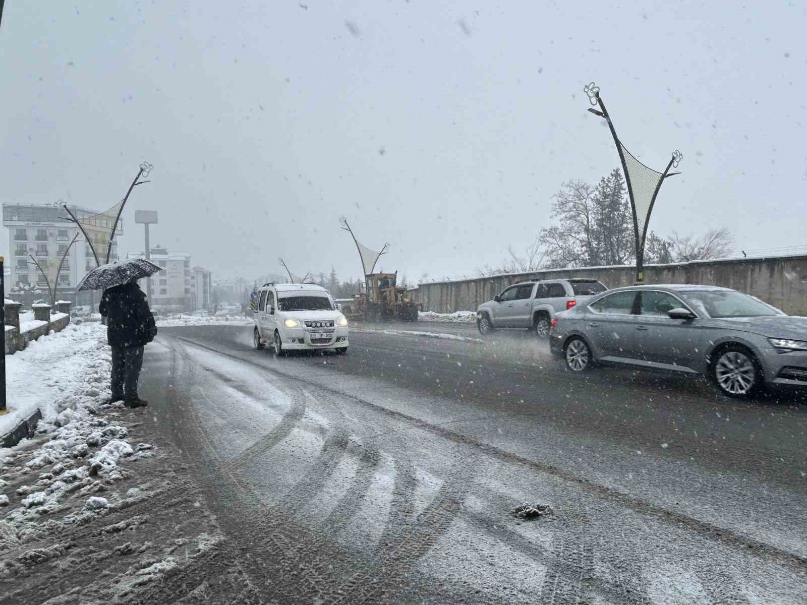Meteoroloji uyarmıştı: Bingöl’de kar etkisini sürdürüyor
Meteoroloji uyarmıştı: Bingöl’de kar etkisini sürdürüyor