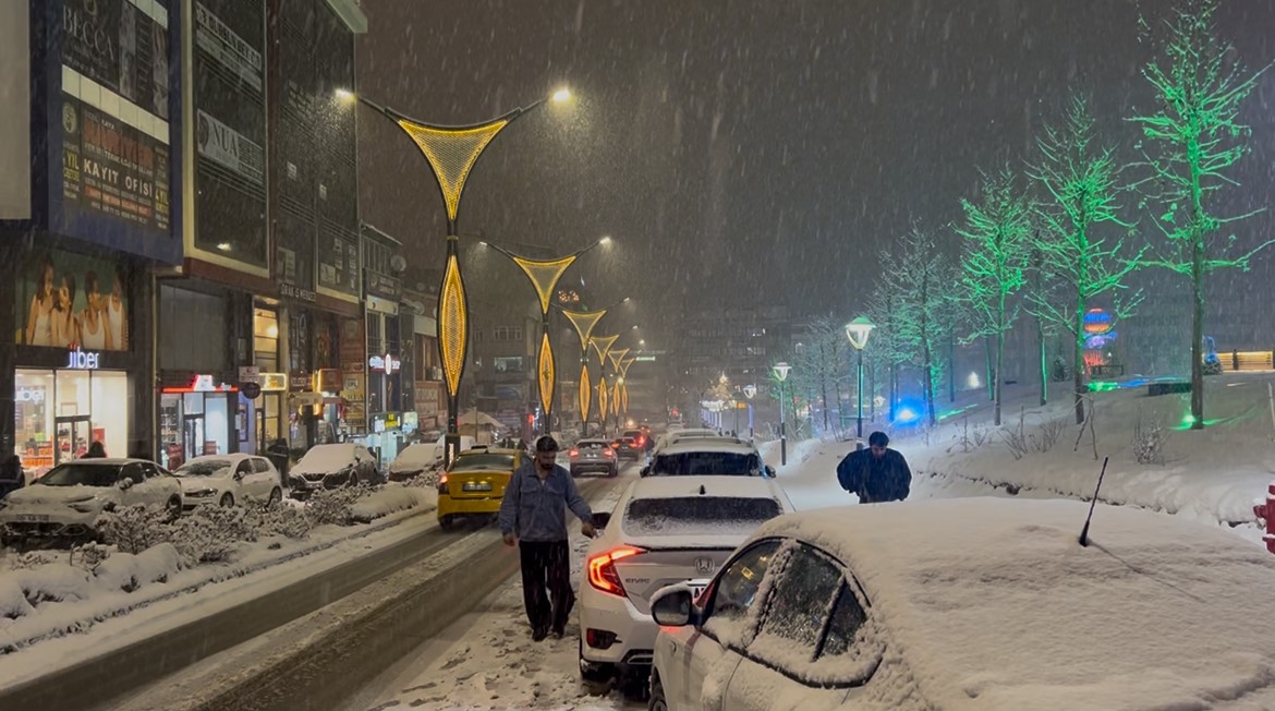 Meteoroloji uyarmıştı: Bingöl’de kar etkisini sürdürüyor
Meteoroloji uyarmıştı: Bingöl’de kar etkisini sürdürüyor