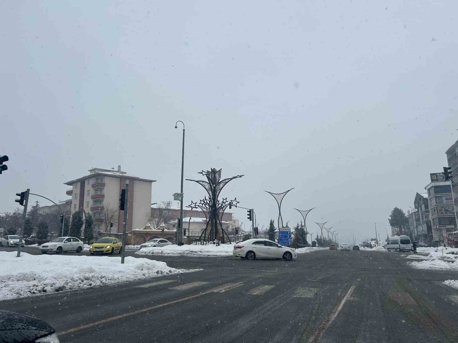 Meteoroloji uyarmıştı: Bingöl’de kar etkisini sürdürüyor
Meteoroloji uyarmıştı: Bingöl’de kar etkisini sürdürüyor