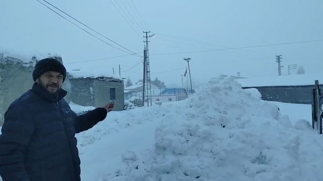 Meteoroloji’nin uyardığı kentte tipi etkili oldu, kar kalınlığı yer yer 3 metreyi buldu
Meteoroloji’nin uyardığı kentte tipi etkili oldu, kar kalınlığı yer yer 3 metreyi buldu