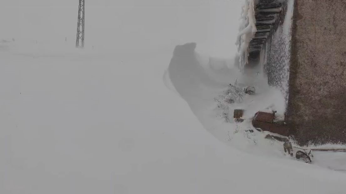 Meteoroloji’nin uyardığı kentte tipi etkili oldu, kar kalınlığı yer yer 3 metreyi buldu
Meteoroloji’nin uyardığı kentte tipi etkili oldu, kar kalınlığı yer yer 3 metreyi buldu