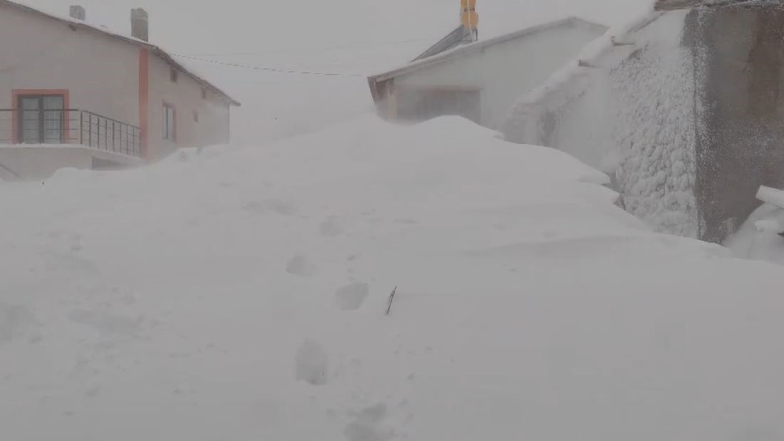 Meteoroloji’nin uyardığı kentte tipi etkili oldu, kar kalınlığı yer yer 3 metreyi buldu
Meteoroloji’nin uyardığı kentte tipi etkili oldu, kar kalınlığı yer yer 3 metreyi buldu