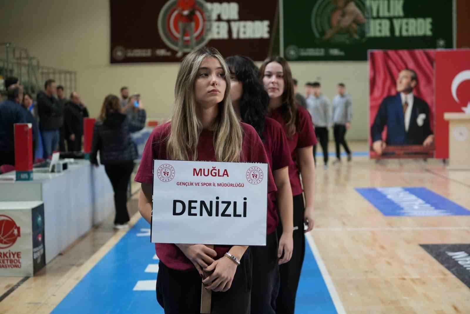 Muğla’da gençler sahaya indi
Muğla’da gençler sahaya indi