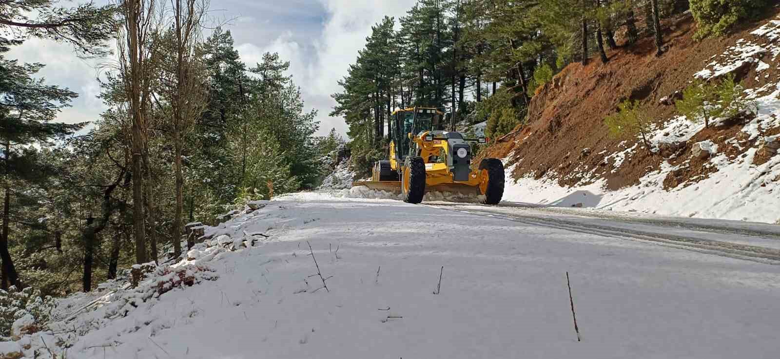 Muğla’da karla mücadele aralıksız devam ediyor
