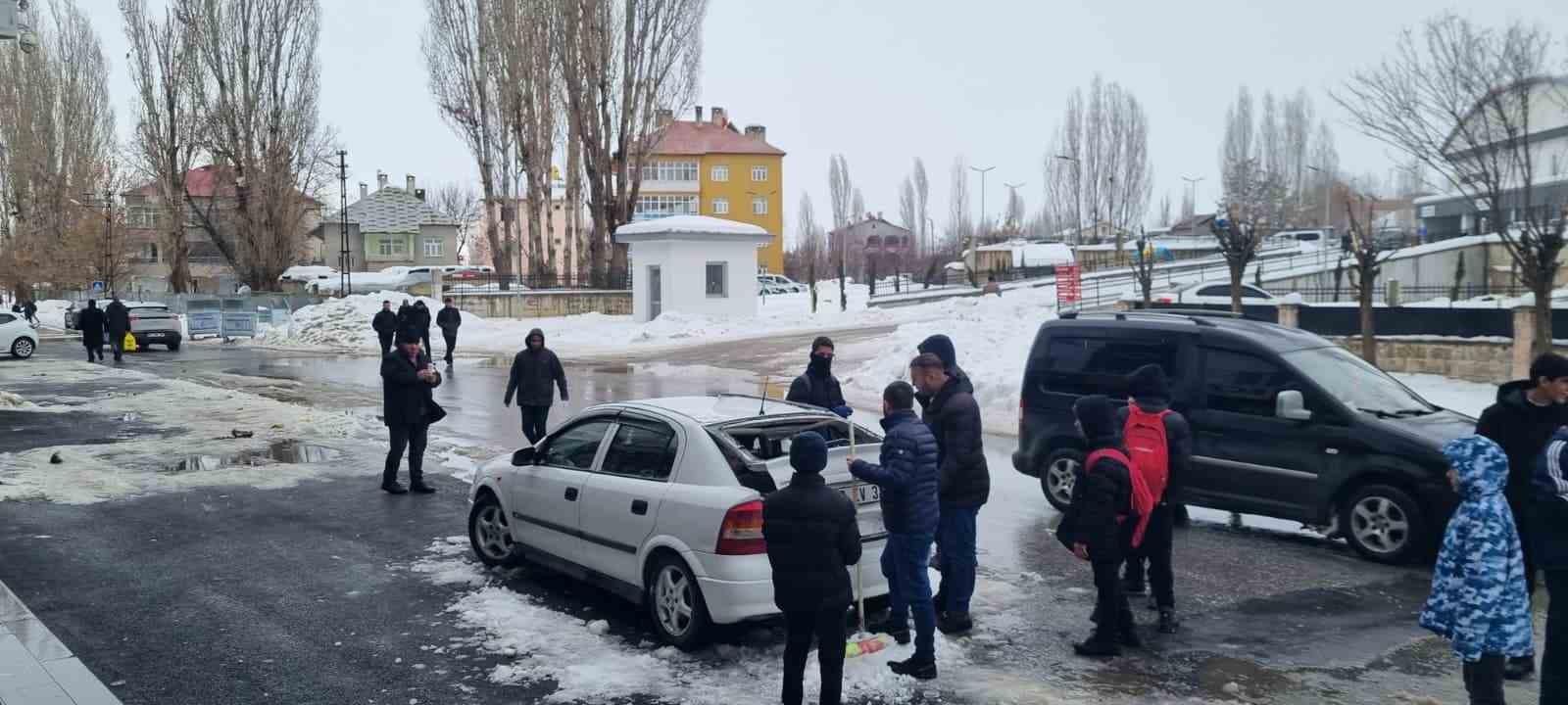 Muş’ta çatıdan düşen kar kütlesi otomobilde hasara yol açtı
Muş’ta çatıdan düşen kar kütlesi otomobilde hasara yol açtı