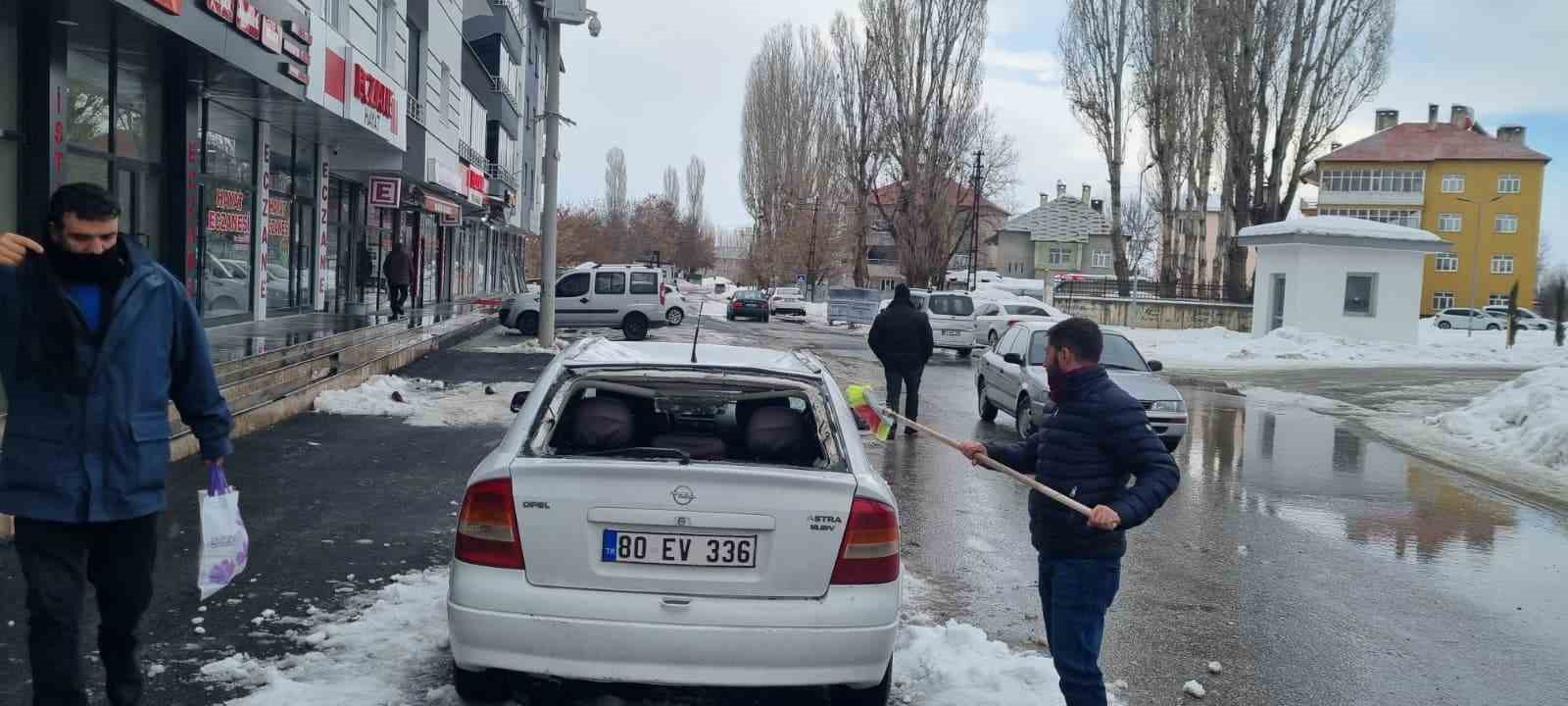 Muş’ta çatıdan düşen kar kütlesi otomobilde hasara yol açtı
Muş’ta çatıdan düşen kar kütlesi otomobilde hasara yol açtı