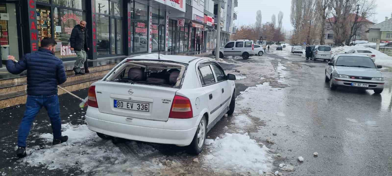 Muş’ta çatıdan düşen kar kütlesi otomobilde hasara yol açtı
Muş’ta çatıdan düşen kar kütlesi otomobilde hasara yol açtı