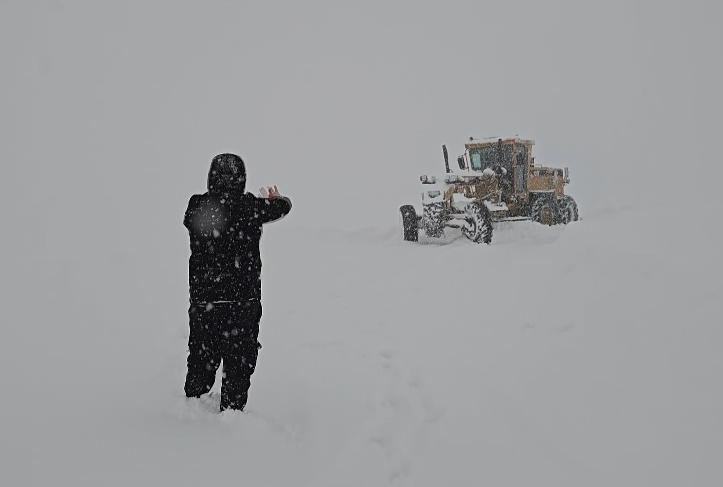 Muş’ta gazeteciler yürüyerek iş makinesine yolu tarif etti
Muş’ta gazeteciler yürüyerek iş makinesine yolu tarif etti