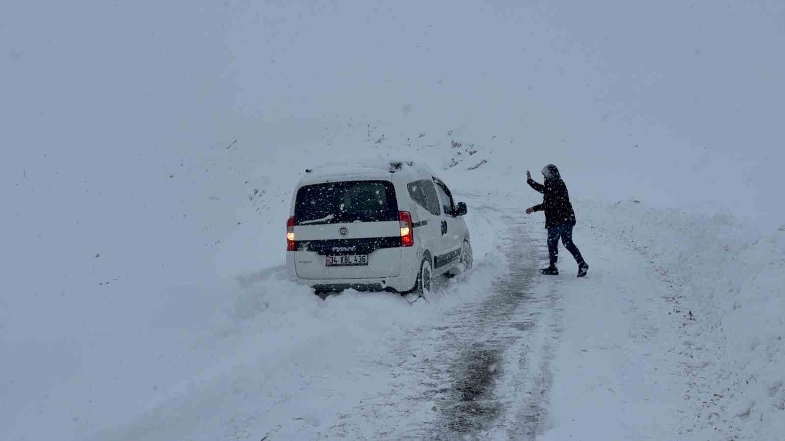 Muş’ta gazeteciler yürüyerek iş makinesine yolu tarif etti
Muş’ta gazeteciler yürüyerek iş makinesine yolu tarif etti
