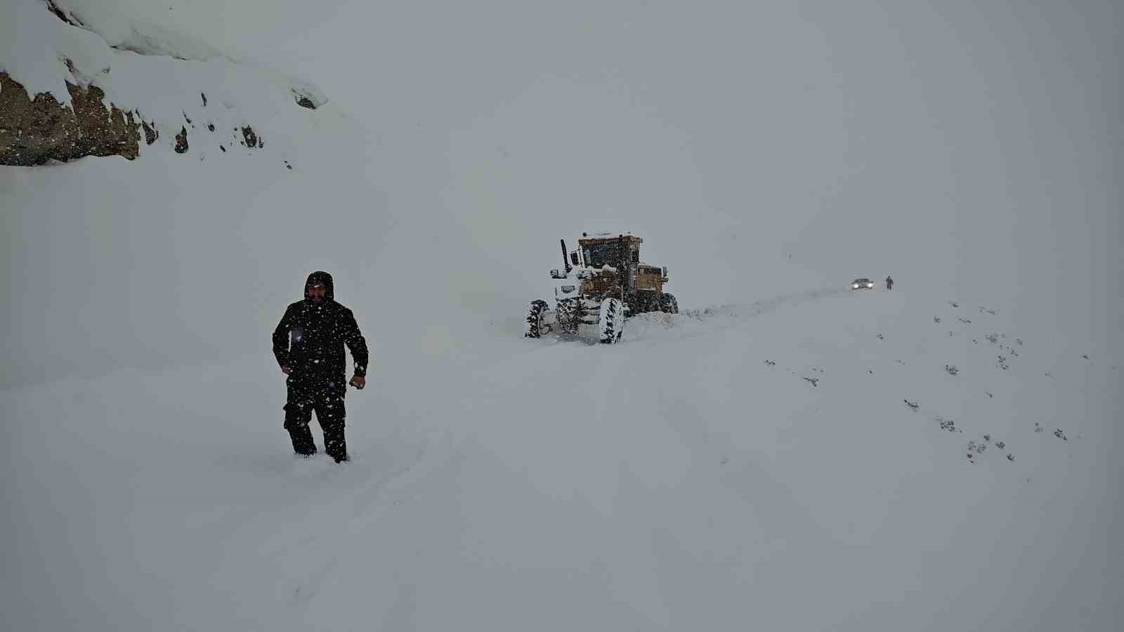 Muş’ta gazeteciler yürüyerek iş makinesine yolu tarif etti
Muş’ta gazeteciler yürüyerek iş makinesine yolu tarif etti
