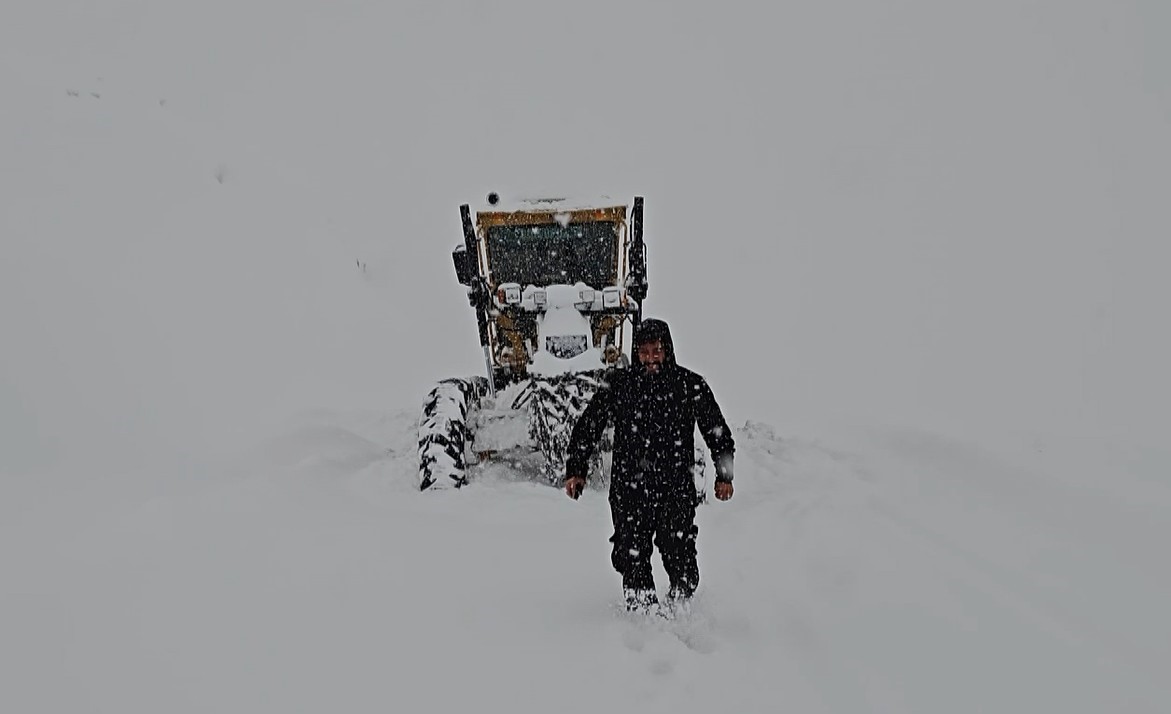 Muş’ta gazeteciler yürüyerek iş makinesine yolu tarif etti
Muş’ta gazeteciler yürüyerek iş makinesine yolu tarif etti