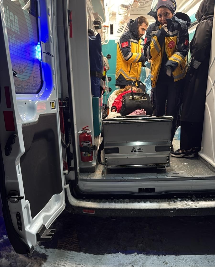 Muş’ta hasta çocuğa ulaşmak için ekipler seferber oldu
Muş’ta hasta çocuğa ulaşmak için ekipler seferber oldu